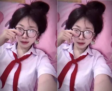 Nữ sinh áo lót đỏ